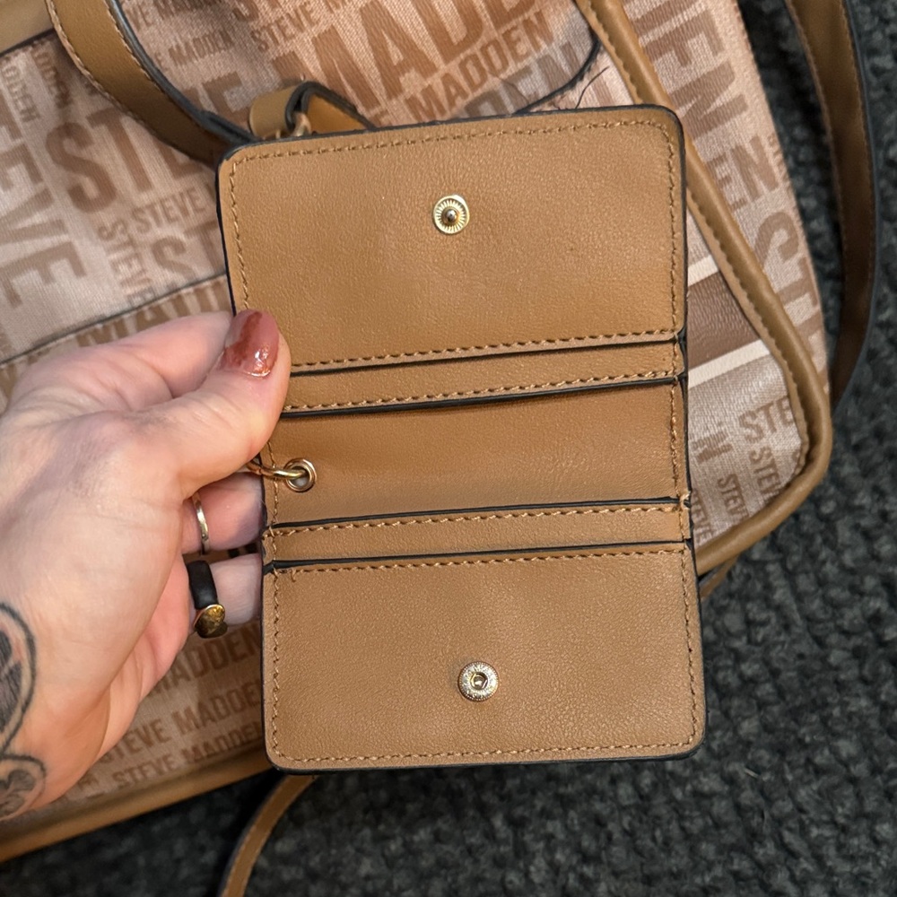 Steve Madden Tan and Brown Logo Briefcase/ carryon bag ( includes new wallet )! - Picture 12 of 14